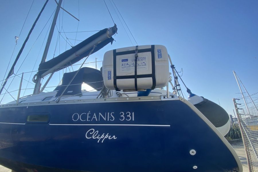 Beneteau-Oceanis-331-life-raft