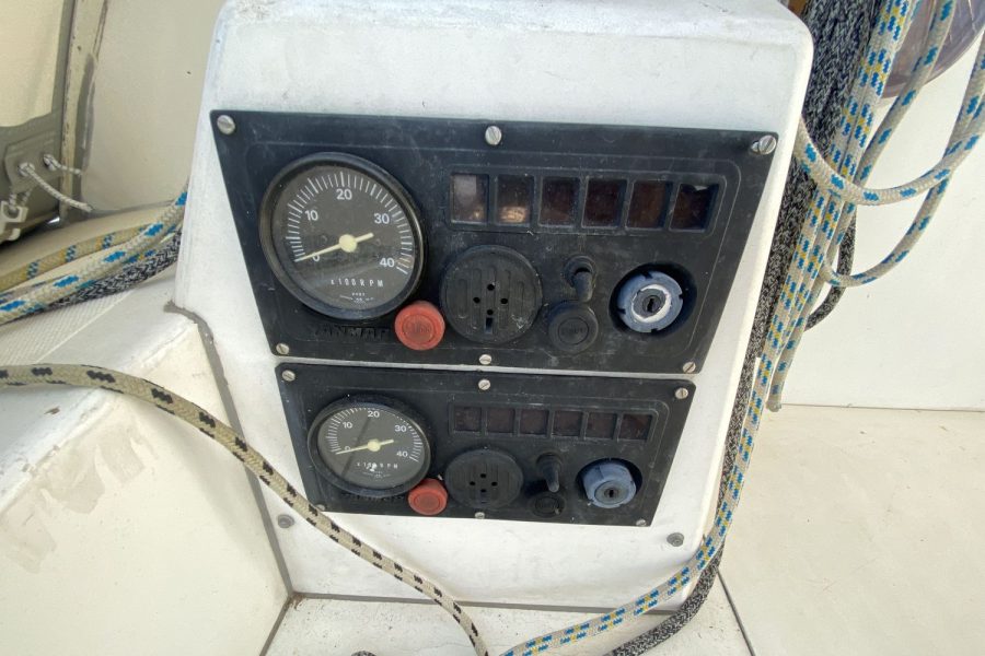 Outremer-40-Catamaran-gauges
