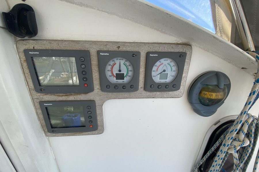 Outremer-40-Catamaran-gauges