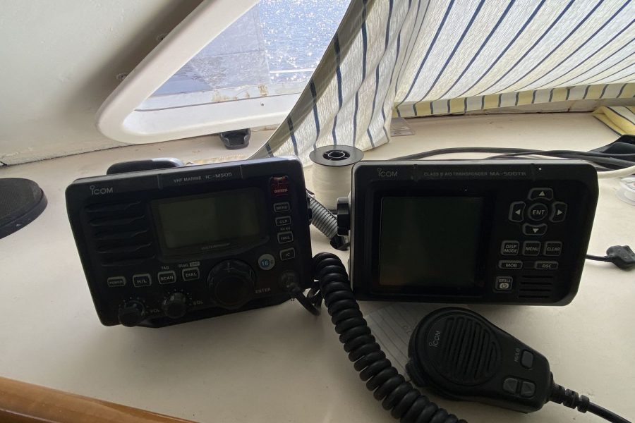 Outremer-40-Catamaran-radios