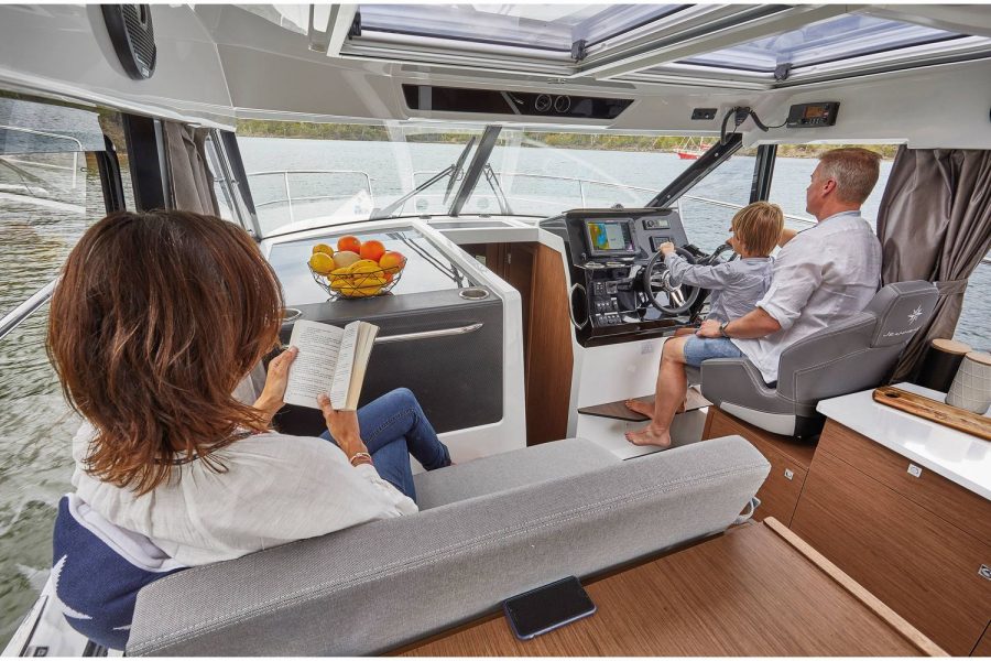 Jeanneau Merry Fisher 1095 - helm and co-pilot seats