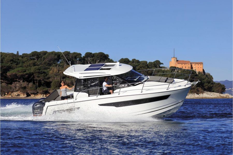 Jeanneau Merry Fisher 895 Offshore - cruising on the water