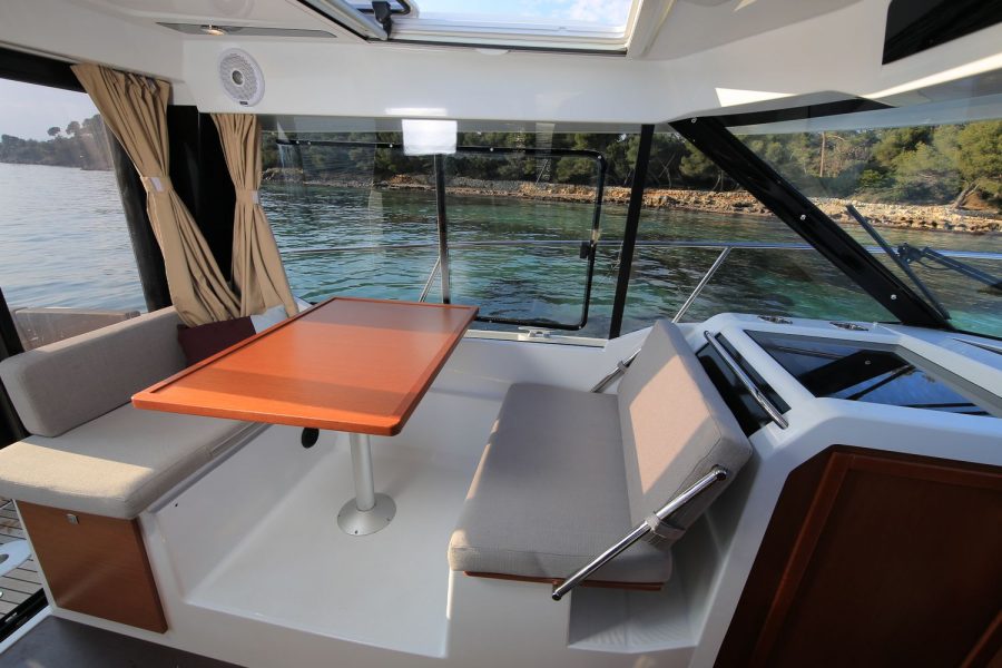 Jeanneau Merry Fisher 895 Offshore - wheelhouse table and seating on port side
