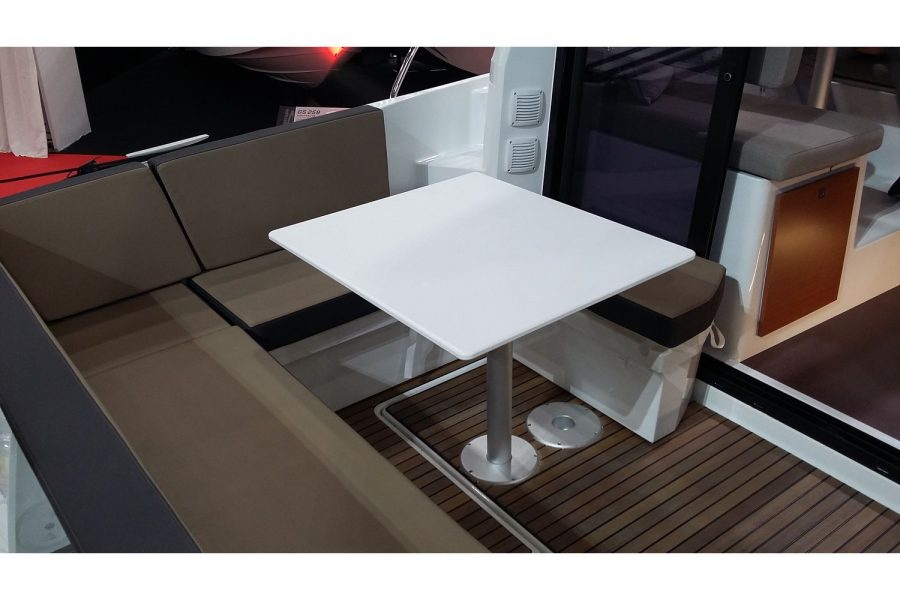 Jeanneau Merry Fisher 895 Offshore - cockpit U-shape seating and table
