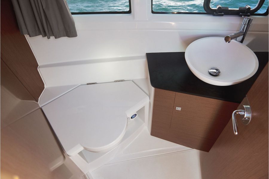 Jeanneau Merry Fisher 895 Legend Offshore - toilet and shower compartment