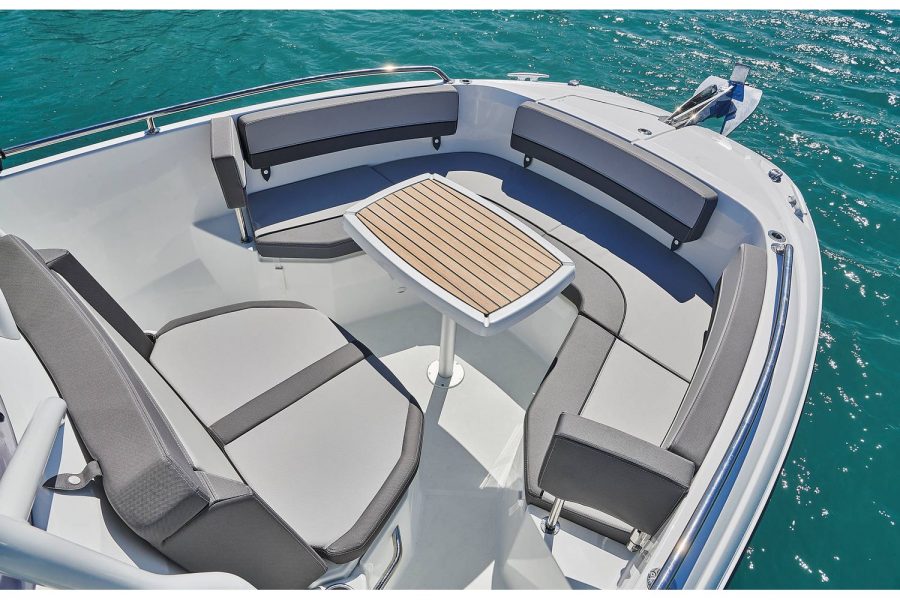 Jeanneau Cap Camarat 7.5 CC - open bow with seating and table