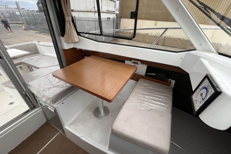 Jeanneau-Merry-Fisher-605-saloon-seating