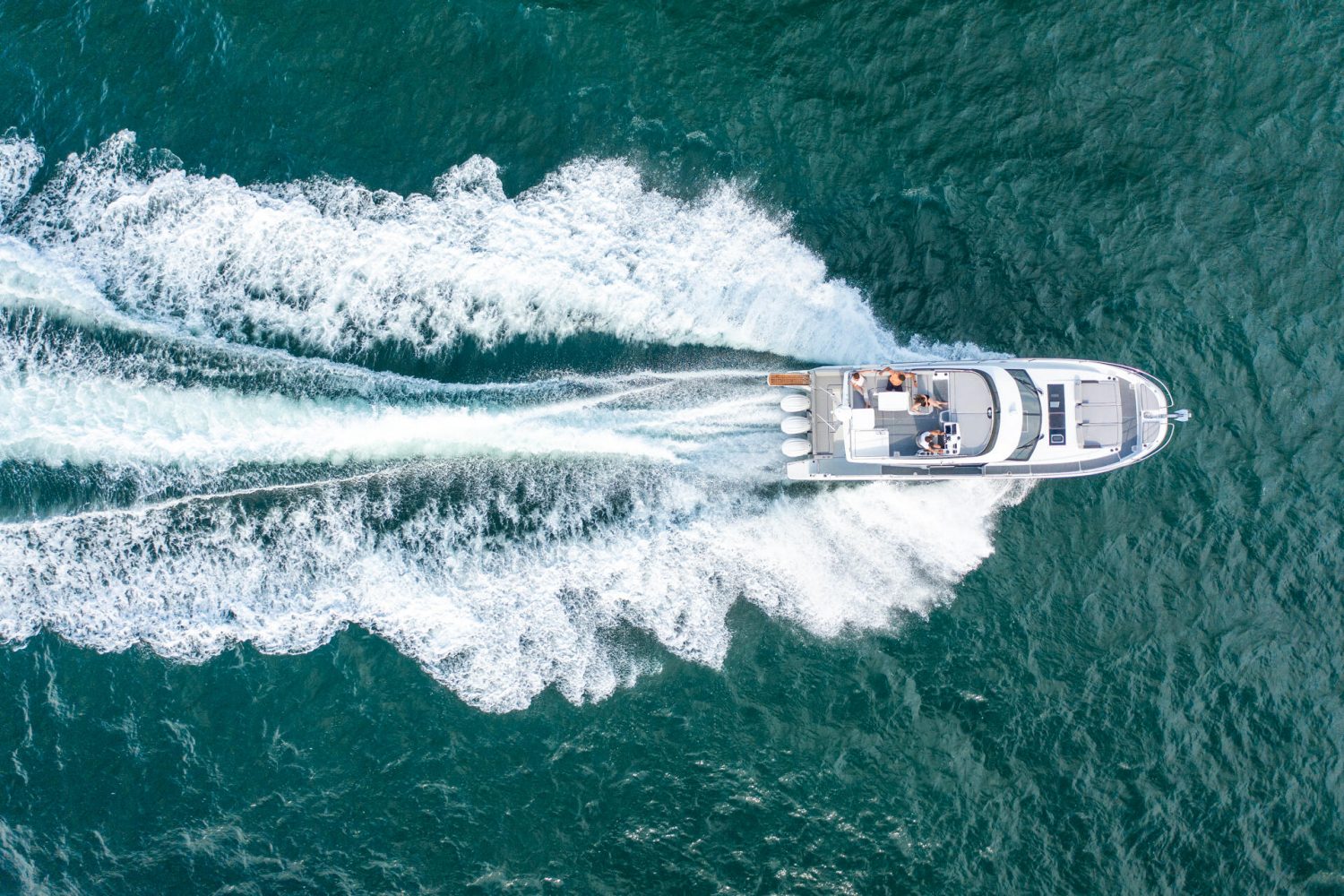 Jeanneau Merry Fisher 1295 Flybridge - overhead view on the water with large wake