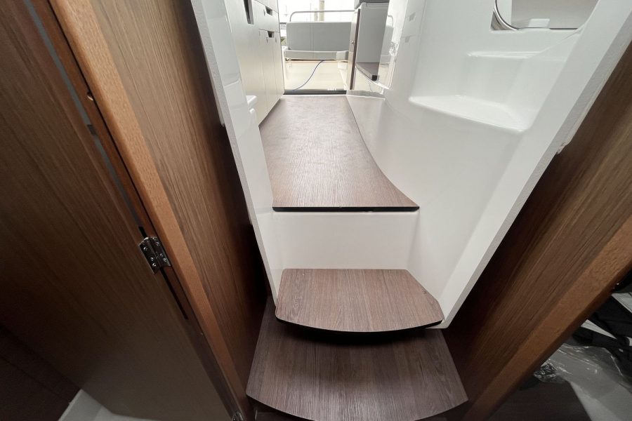Beneteau-Antares-9-stairs