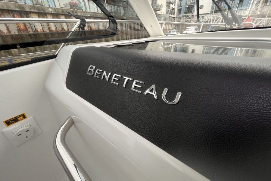 Beneteau-Antares-9-brand