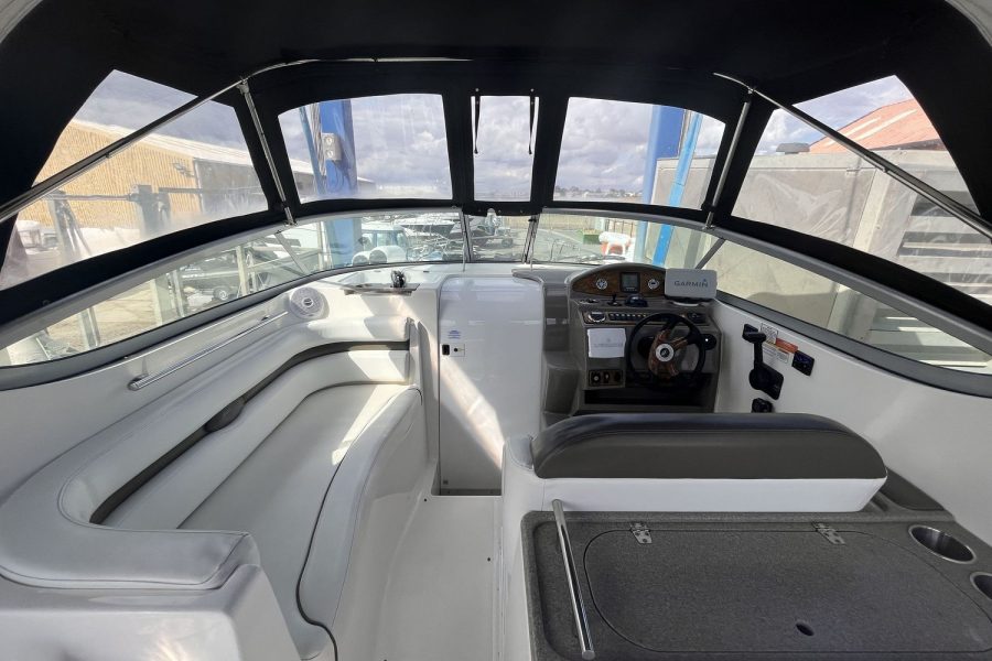Rinker-280-Harmony-cockpit-overview