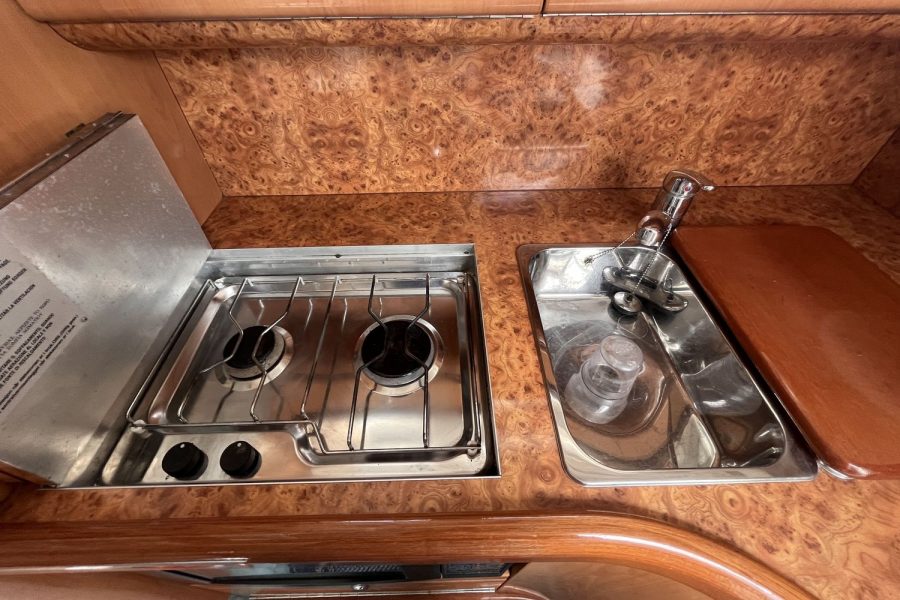 Sealine S28 - cooker and sink uncovered