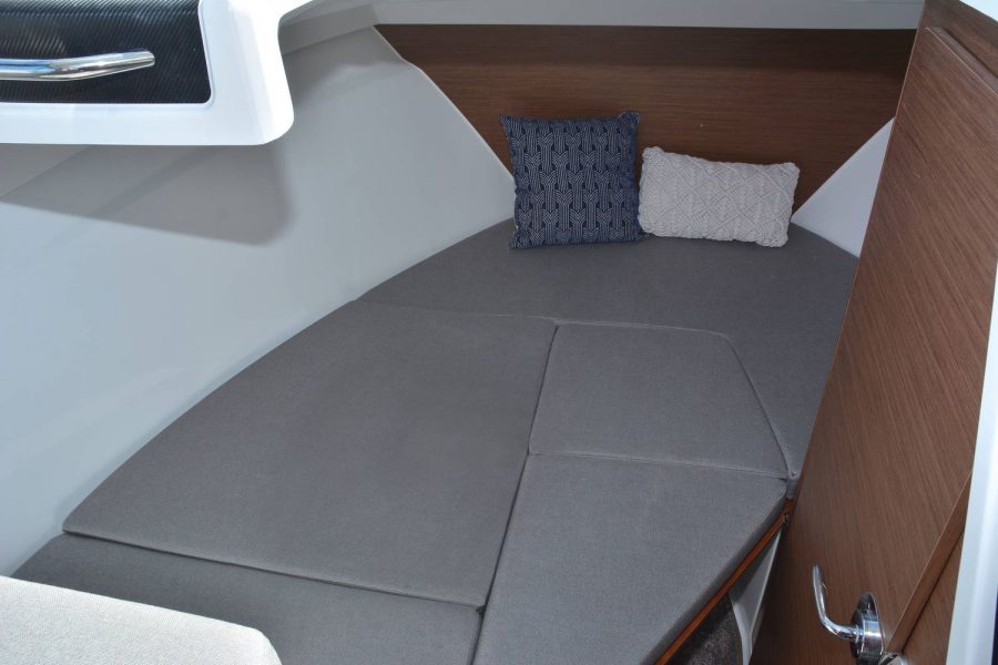 Jeanneau Merry Fisher 695 - forward cabin with double berth