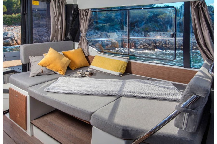 Jeanneau Merry Fisher 1095 - wheelhouse saloon converts to double berth