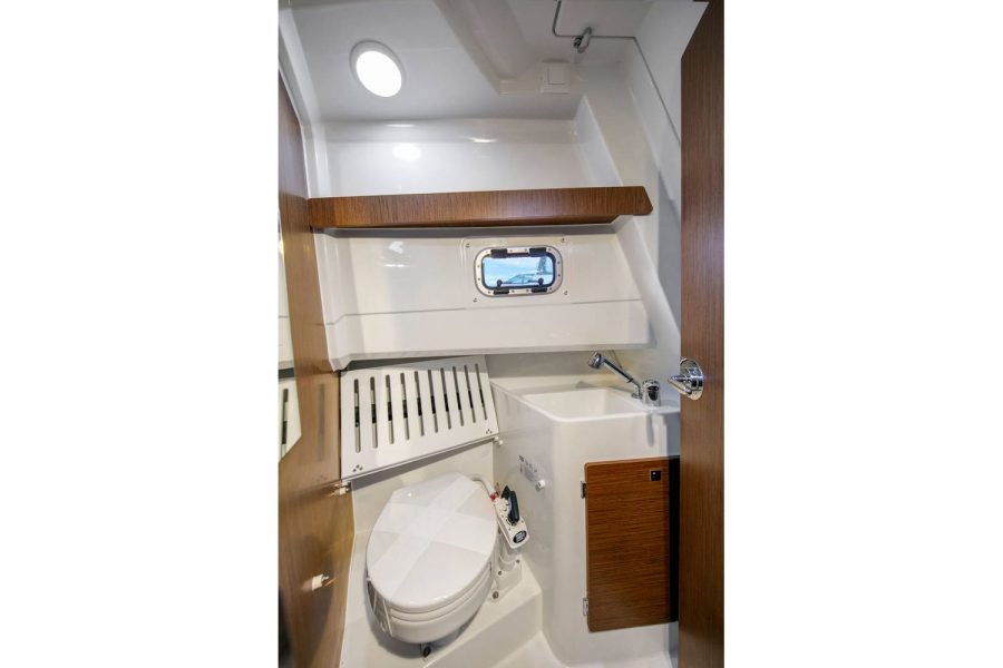 Jeanneau Merry Fisher 895 Sport - toilet and shower compartment