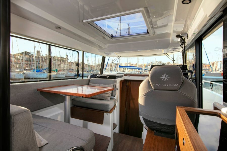Jeanneau Merry Fisher 895 Sport - wheelhouse with port side saloon and starboard side helm position