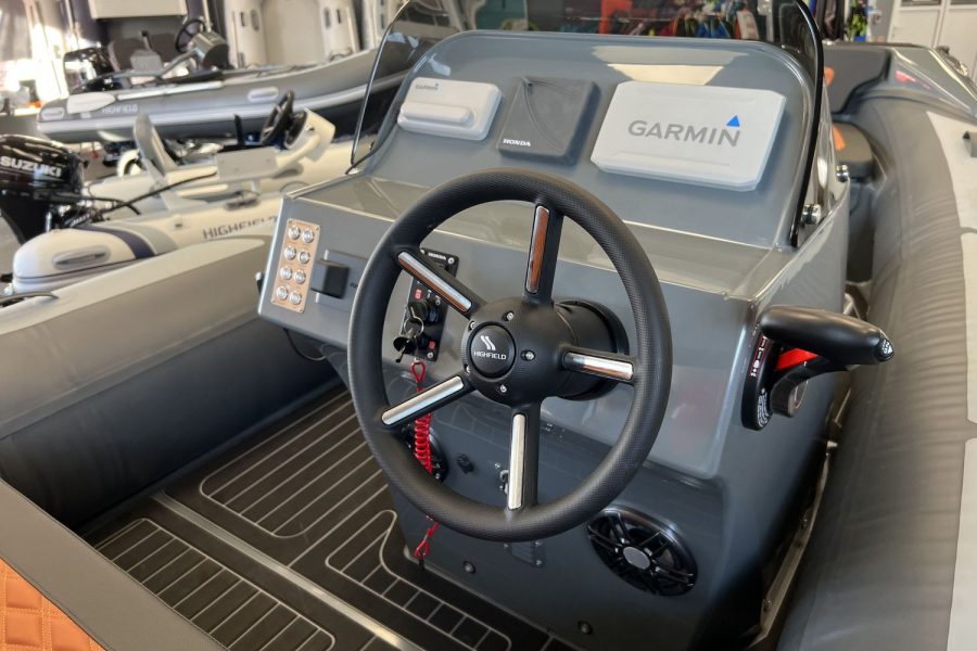 Highfield Sport 520 Aluminium RIB - console with electronics and steering wheel