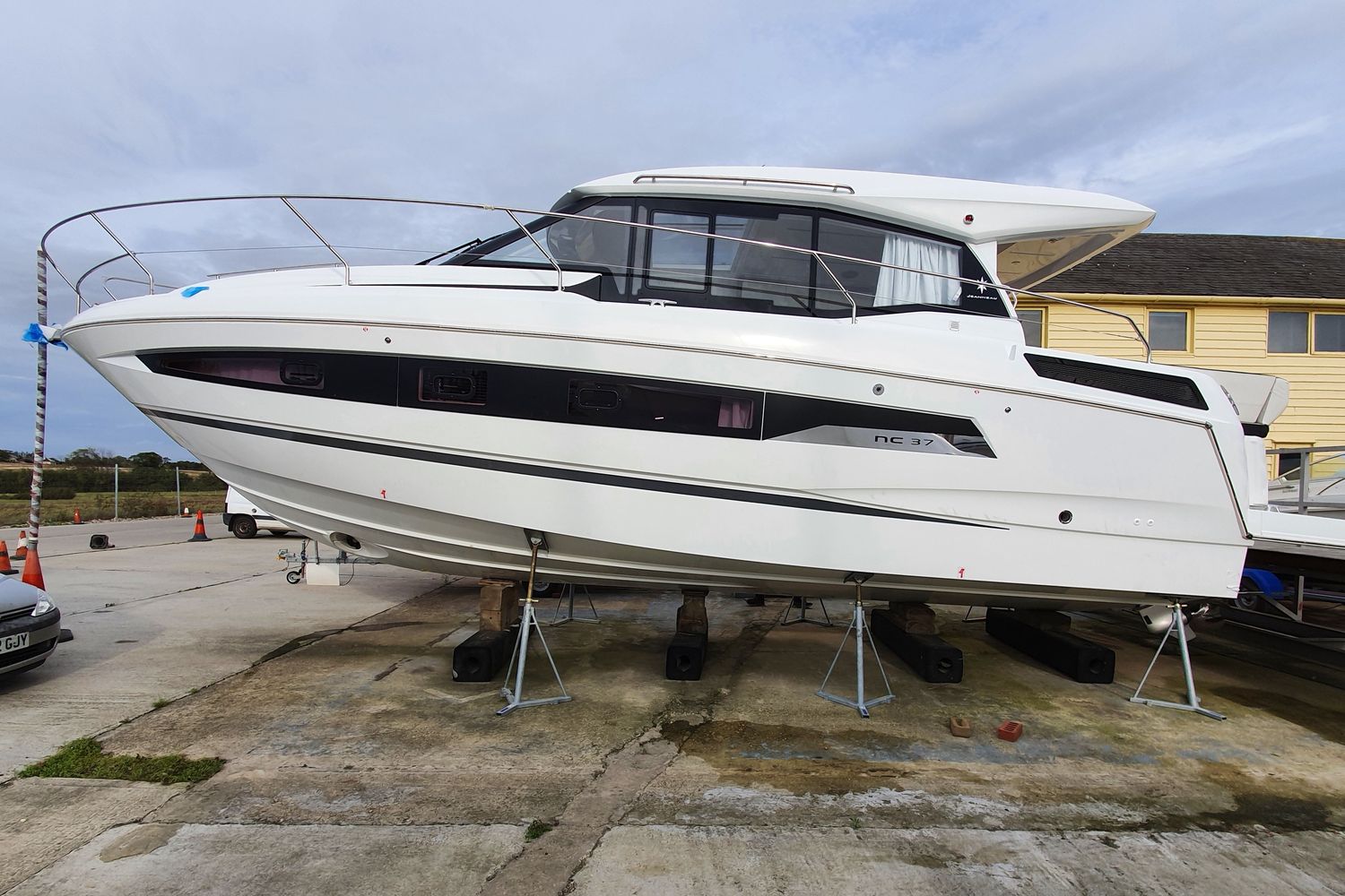 Jeanneau NC 37 twin diesel cruiser