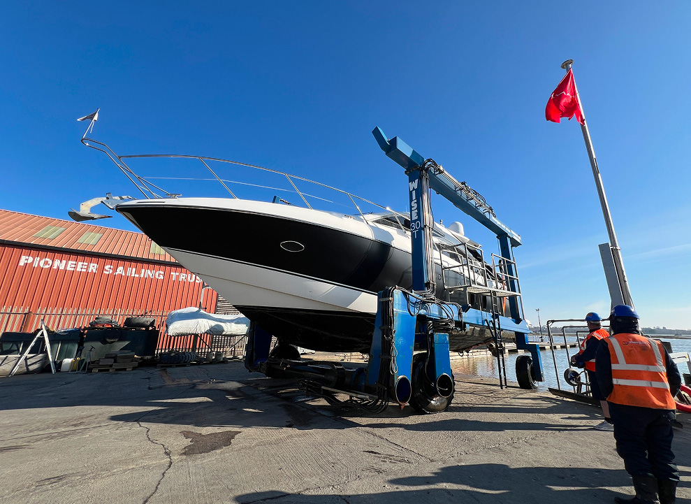 Hoisting &
Storage Services
