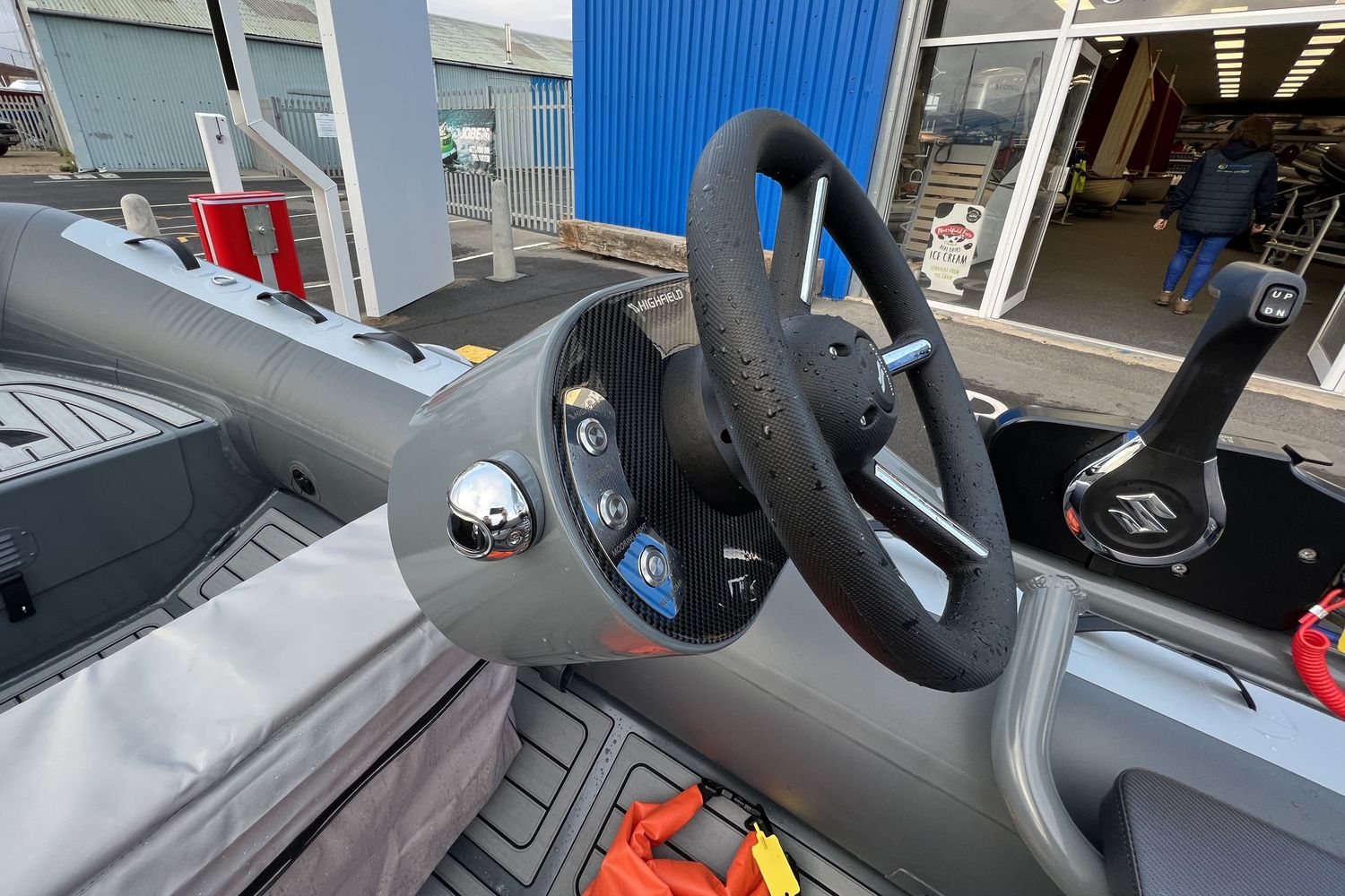 Highfield CL 380 – FCT console with Suzuki DF30 ATS