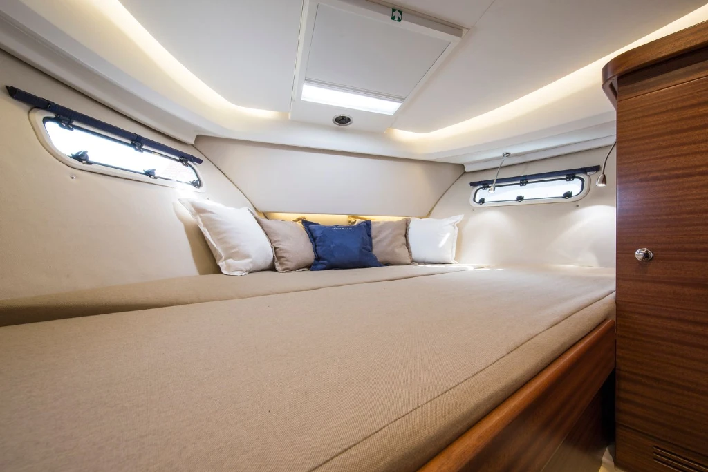 305 Coupe main cabin