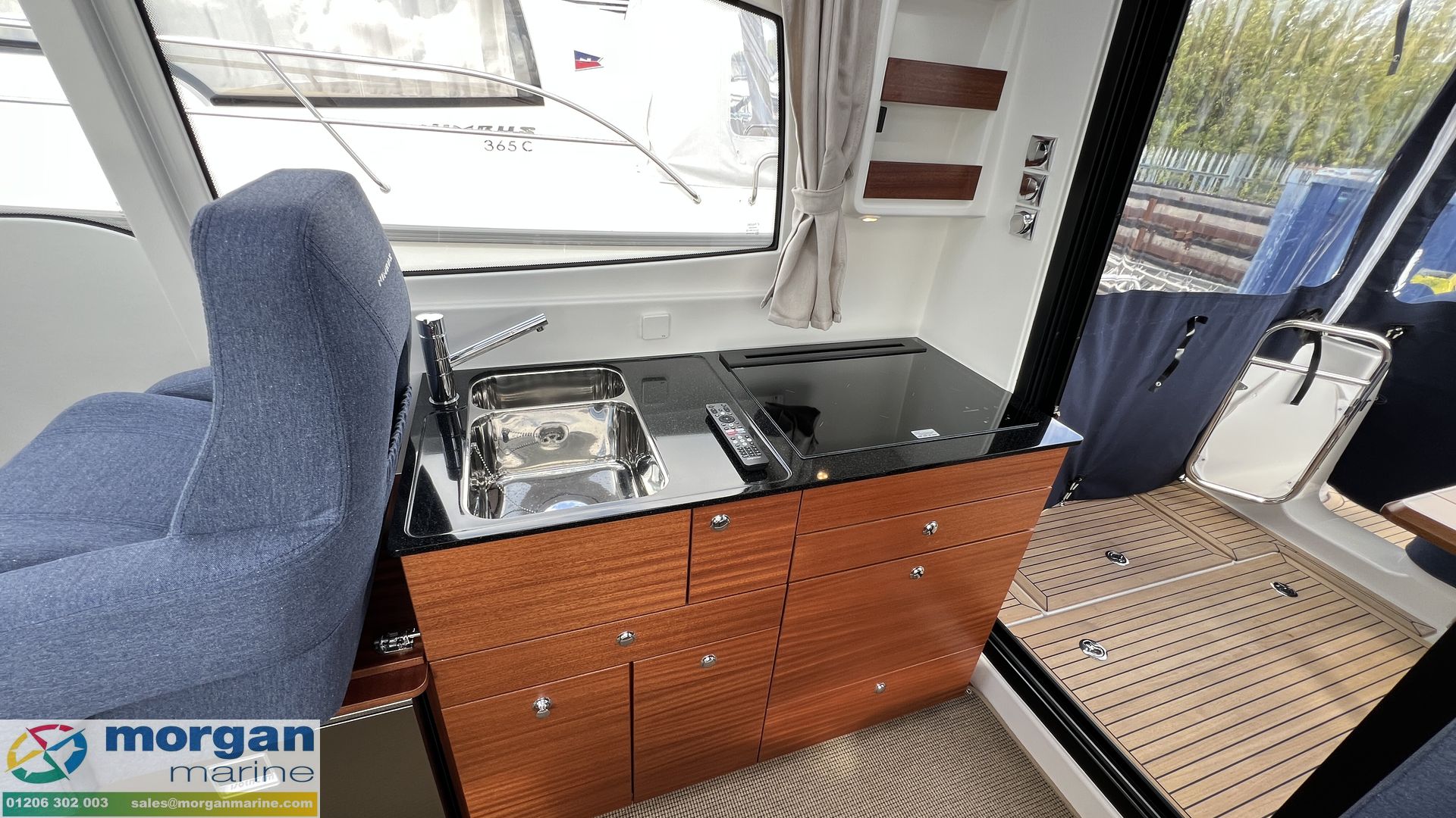 Nimbus 305 Coupe - galley