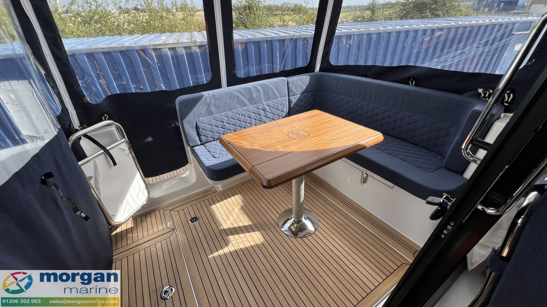 Nimbus 305 Coupe - aft L shape saloon