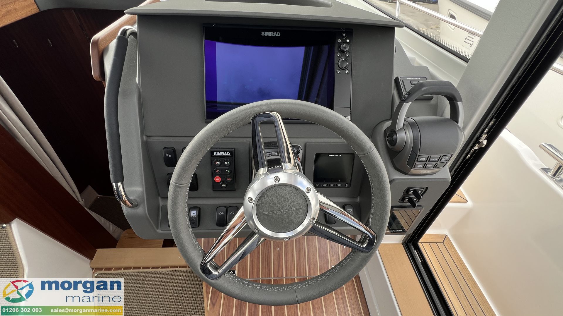 Nimbus 305 Coupe - helm position