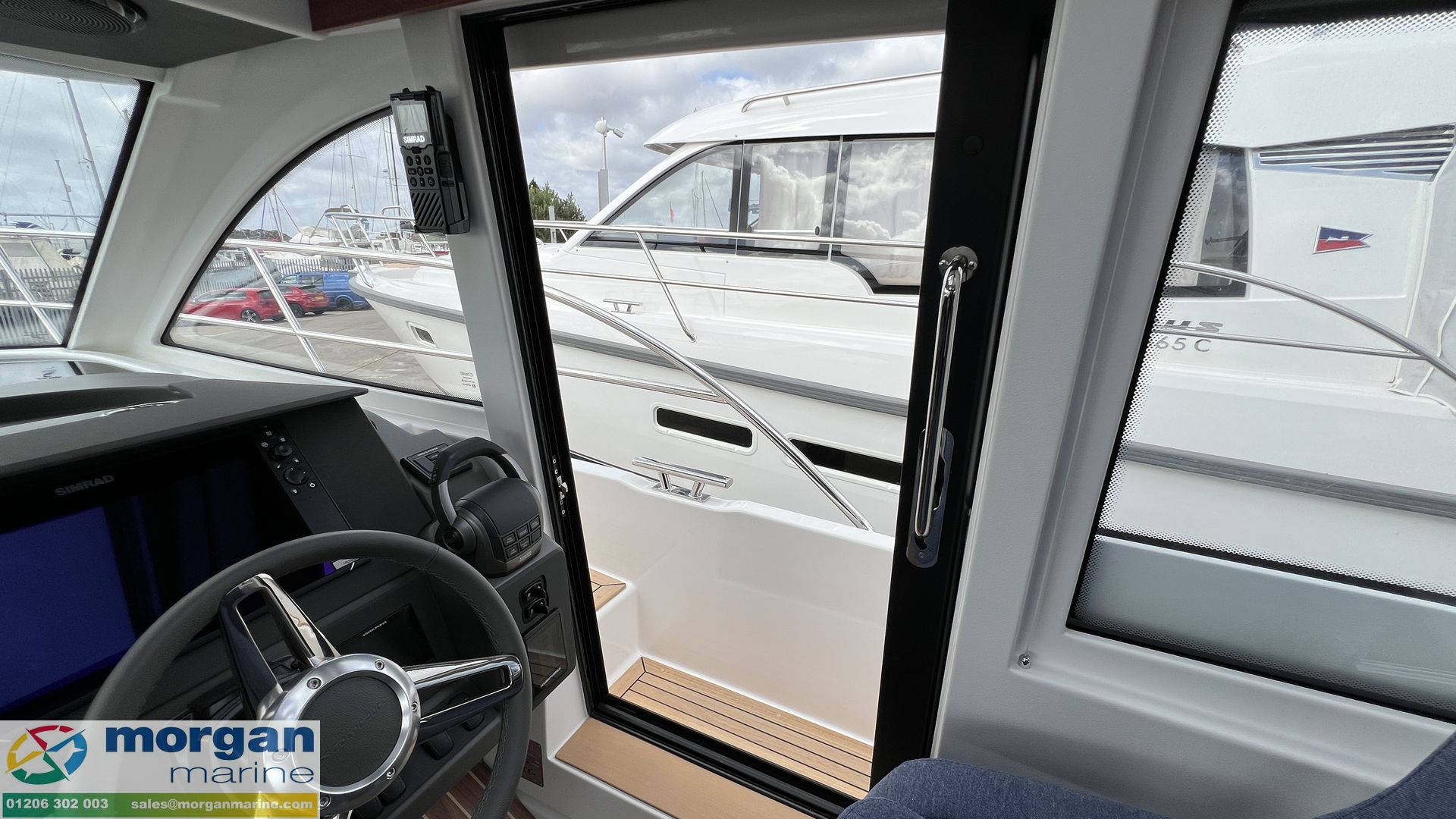 Nimbus 305 Coupe - helm side door