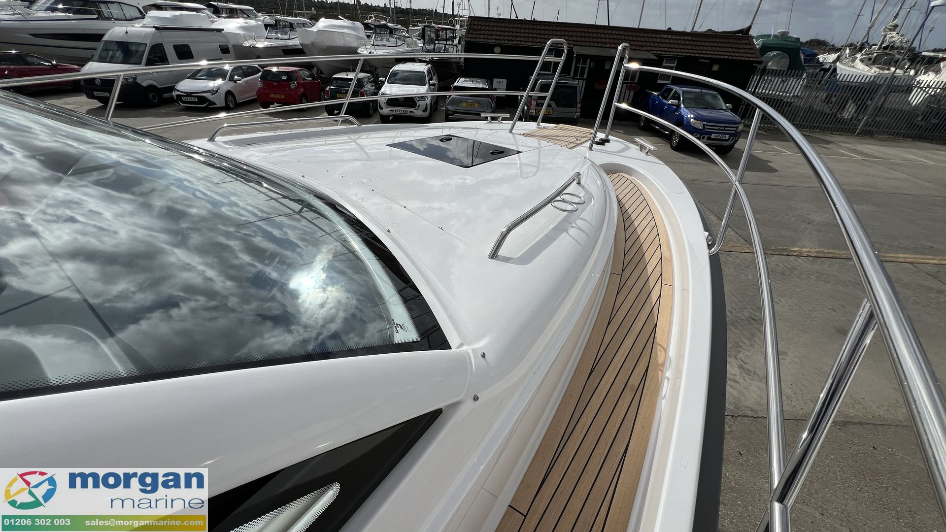 Nimbus 305 Coupe - walk around deck to bow