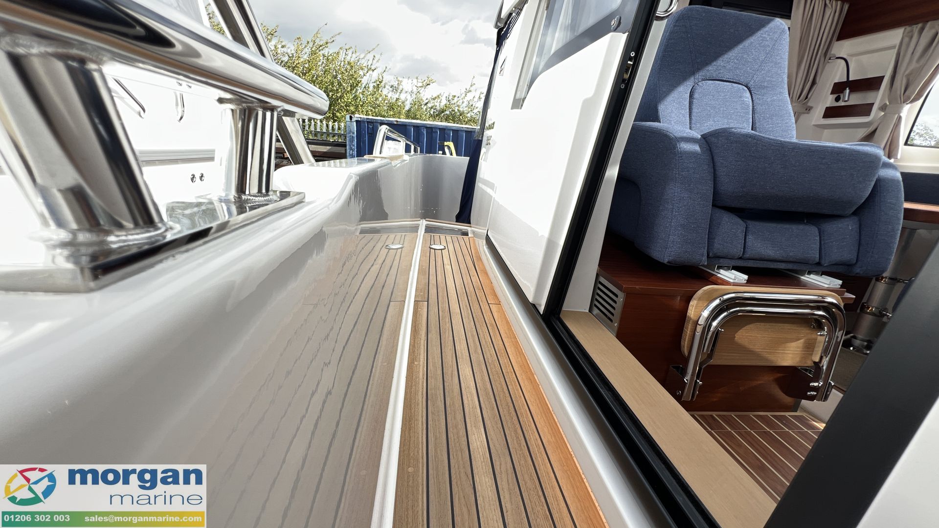 Nimbus 305 Coupe - side deck