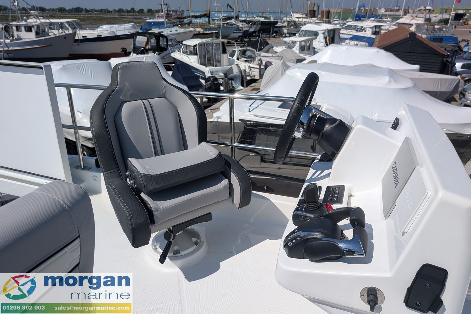 Jeanneau Merry Fisher 1095 Flybridge Helm 2