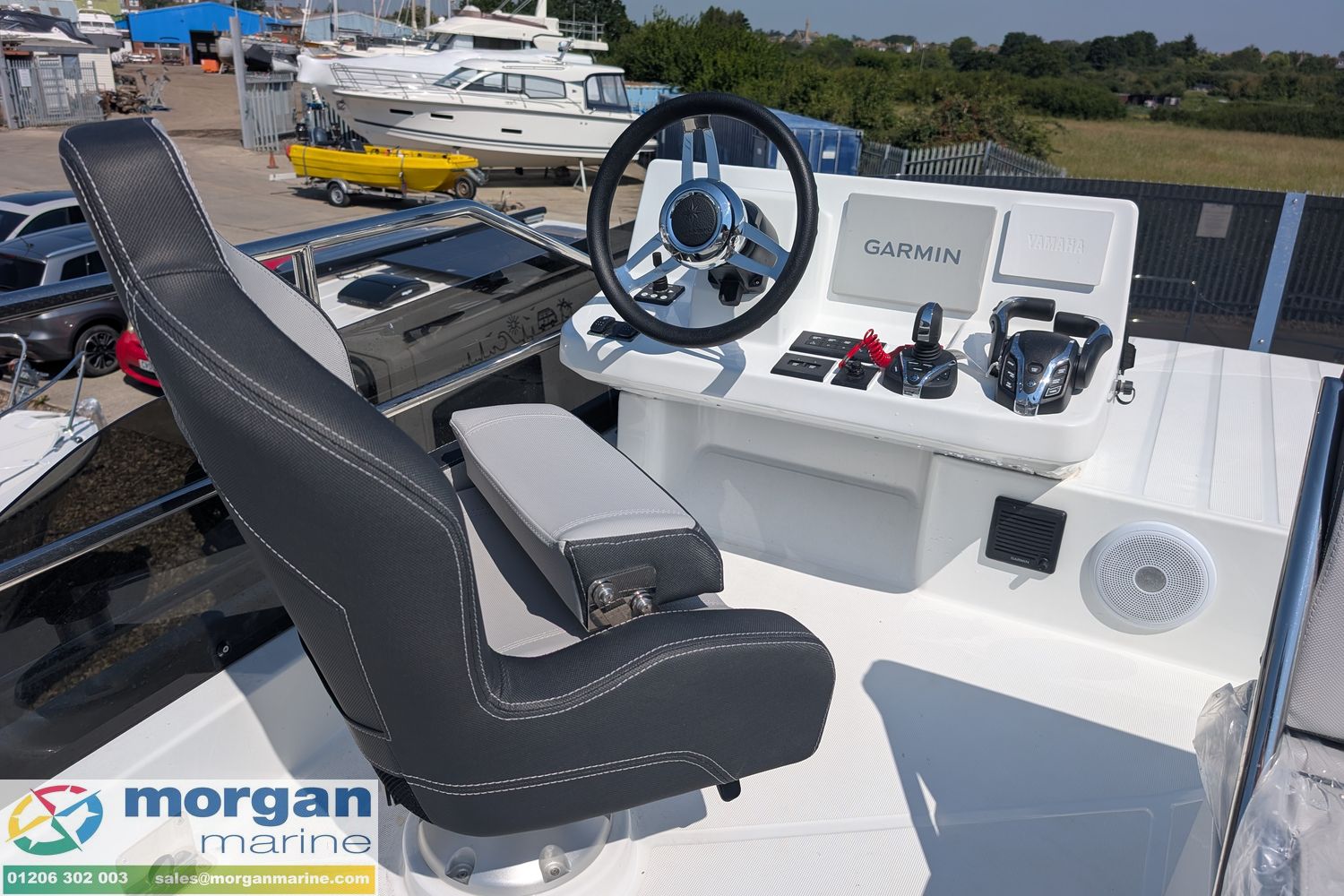 Jeanneau Merry Fisher 1095 Flybridge Helm