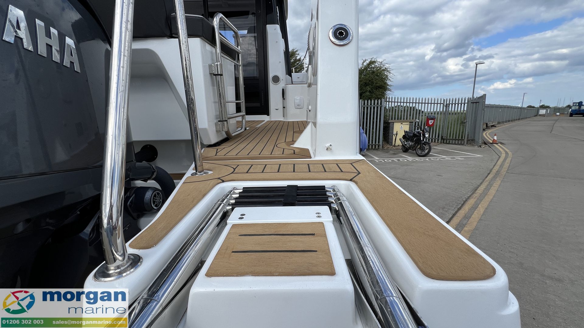 Jeanneau Merry Fisher 895 - folding boarding ladder and swim platform