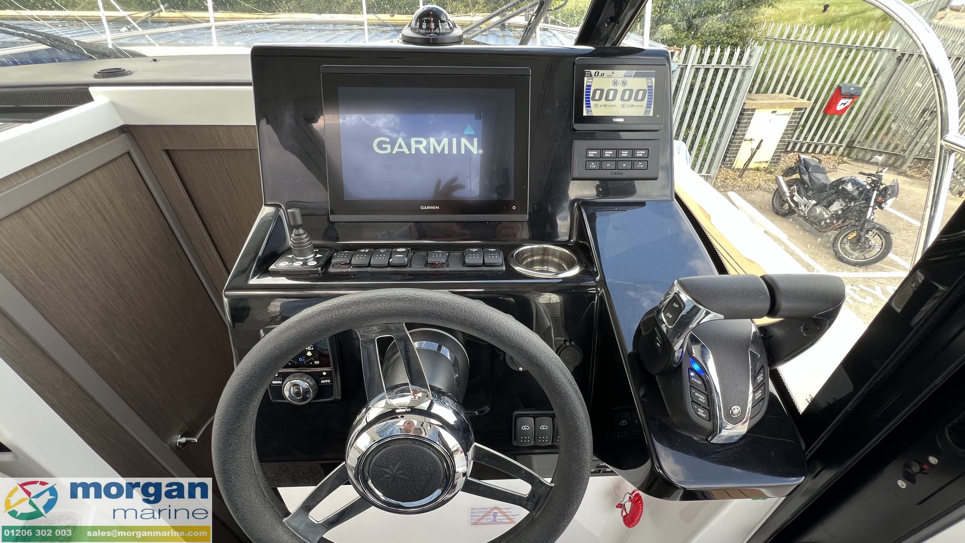 Jeanneau Merry Fisher 895 - helm position and access to cabins