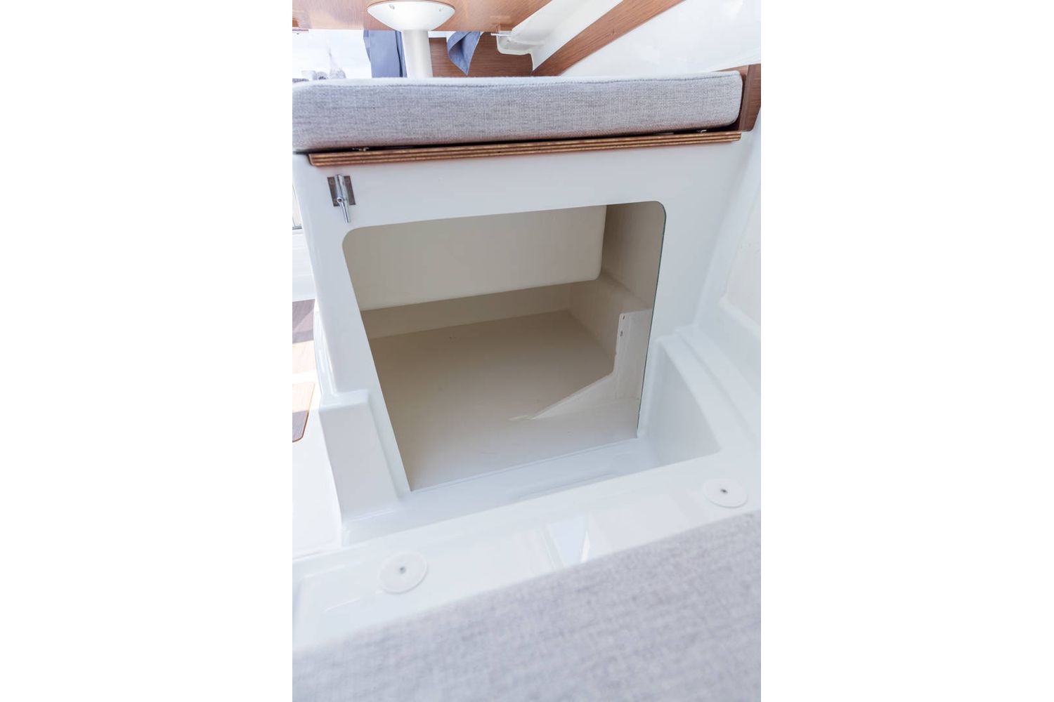 Jeanneau Merry Fisher 605 - storage under seat