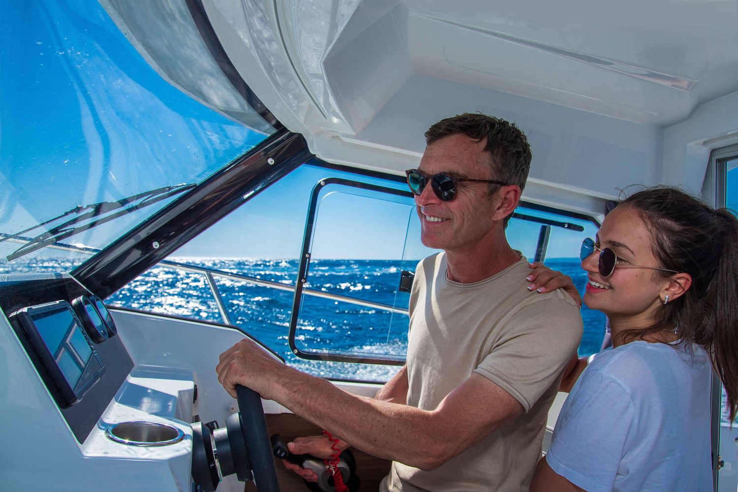 Jeanneau Merry Fisher 605 - helm seat and window