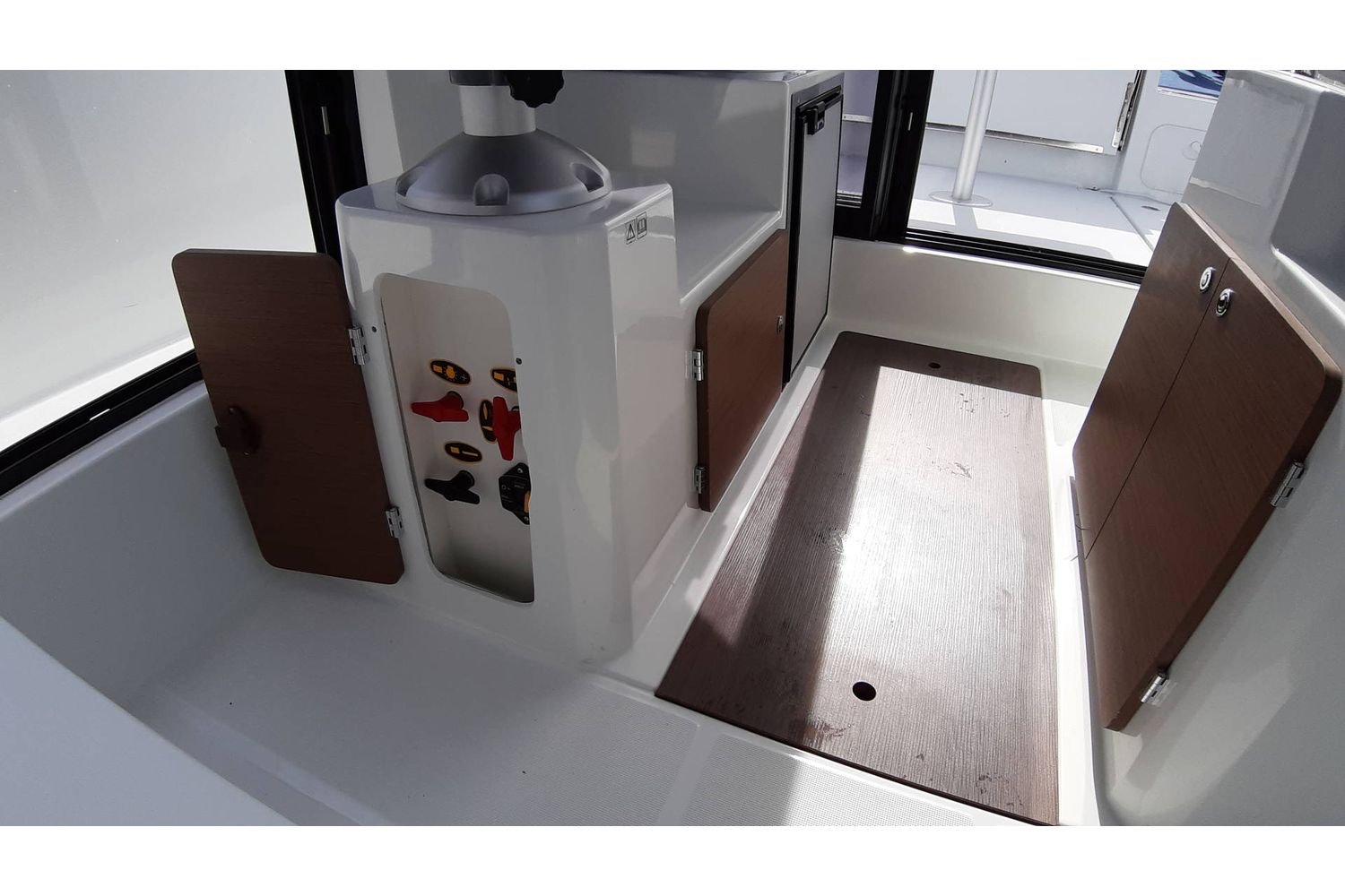 Jeanneau Merry Fisher 795 Sport - Series 2 - cockpit floor