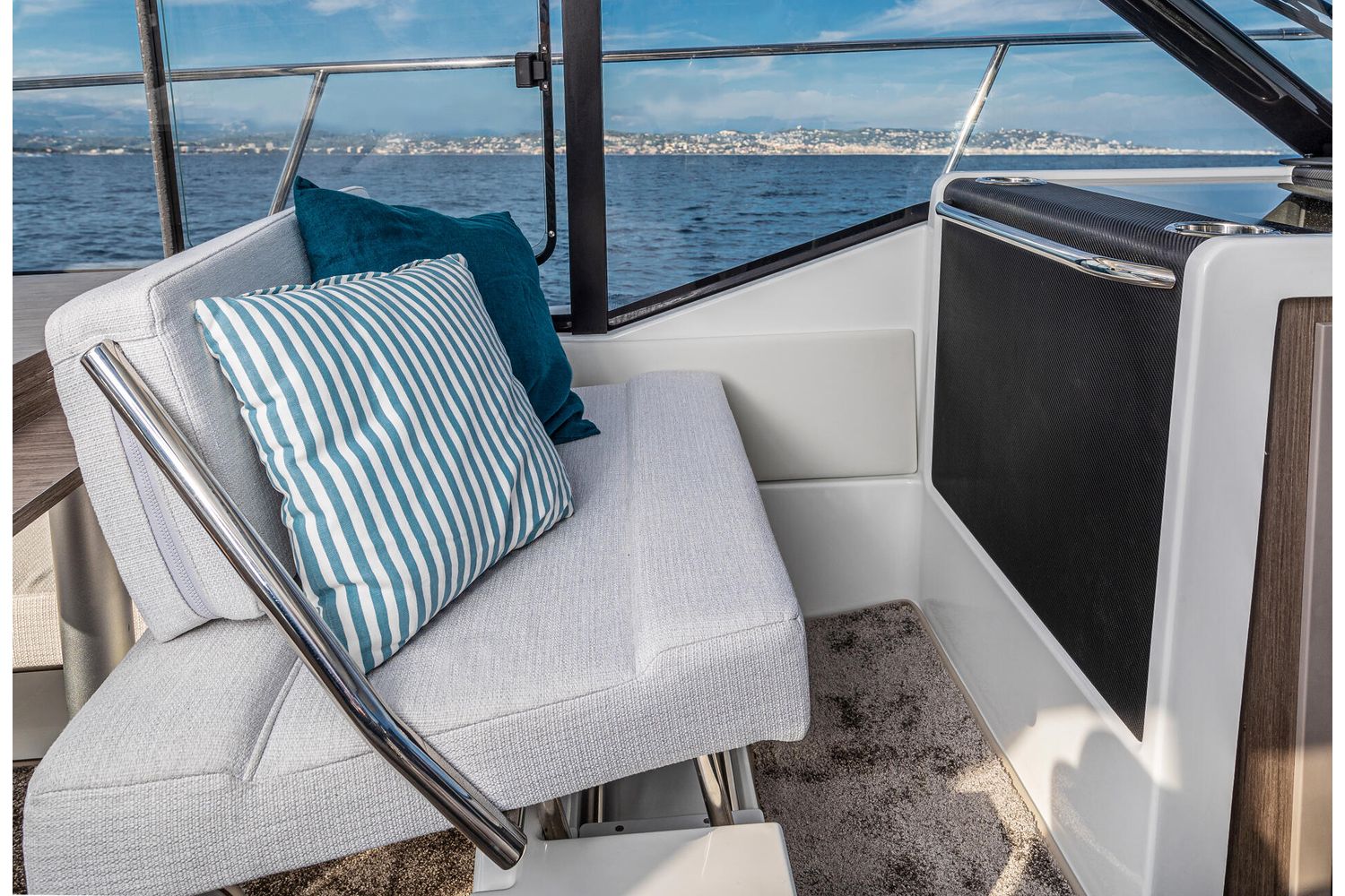 Jeanneau Merry Fisher 895 - co-pilot bench