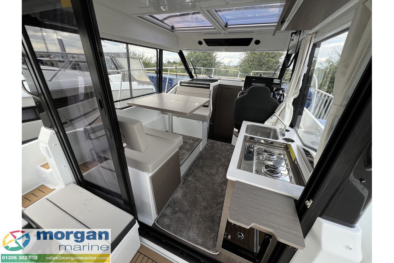 Jeanneau Merry Fisher 895 - wheelhouse interior