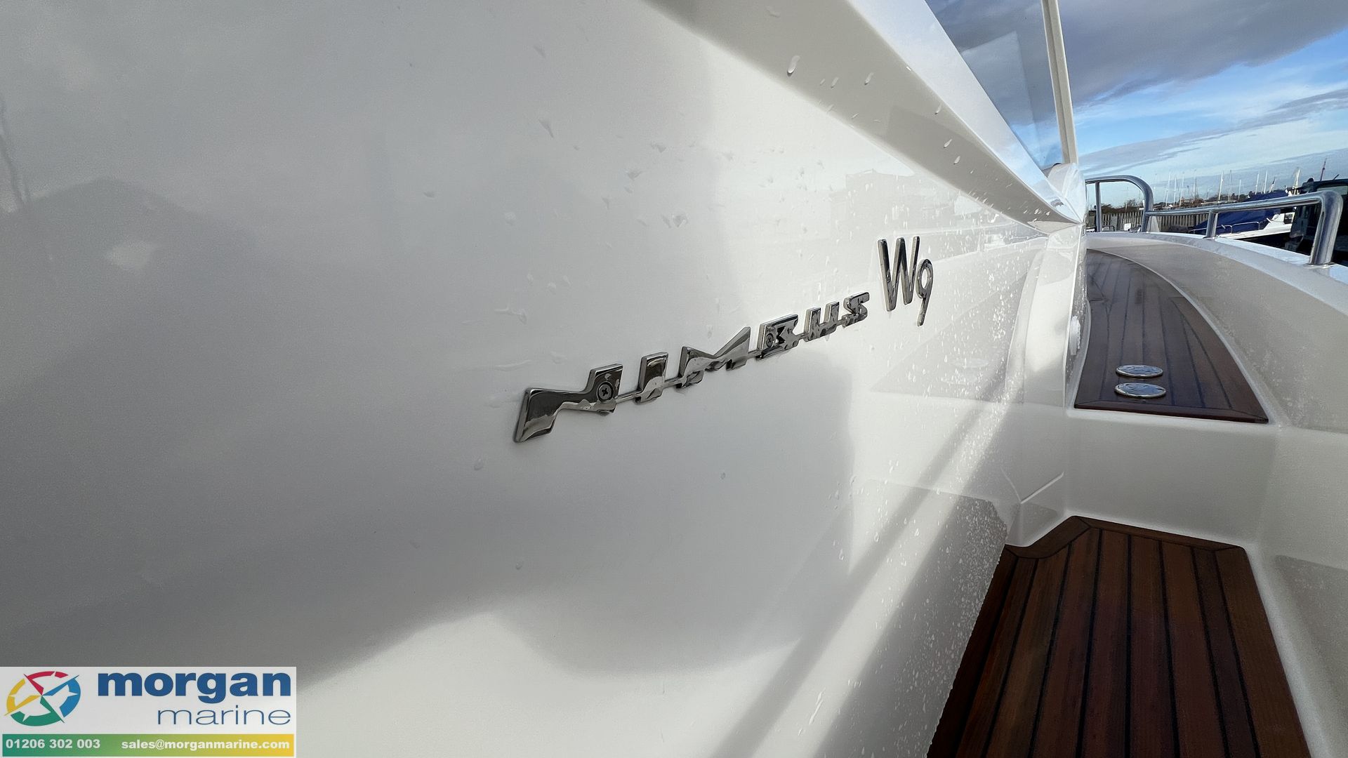 Nimbus Weekender 9 - starboard side deck