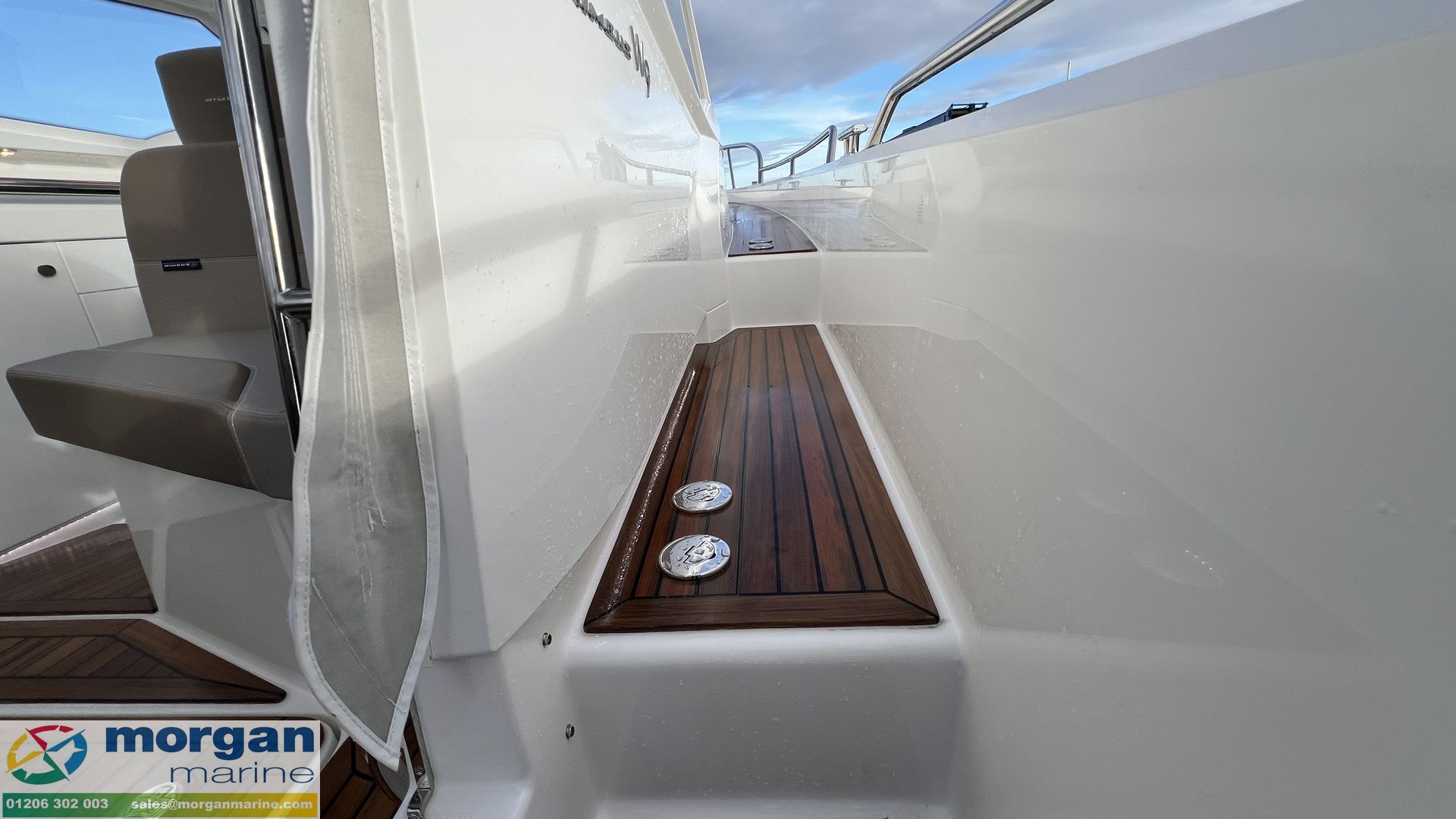 Nimbus Weekender 9 - port side deck