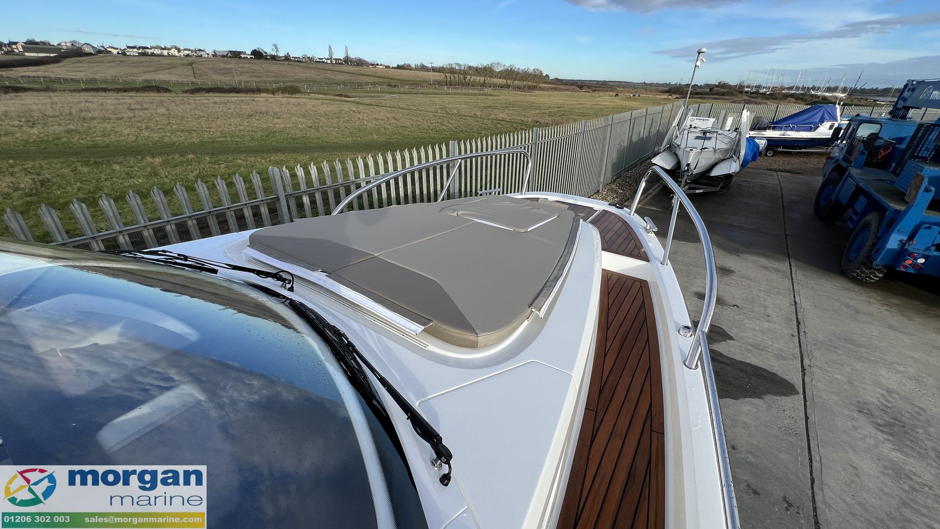 Nimbus Weekender 9 - side deck to bow