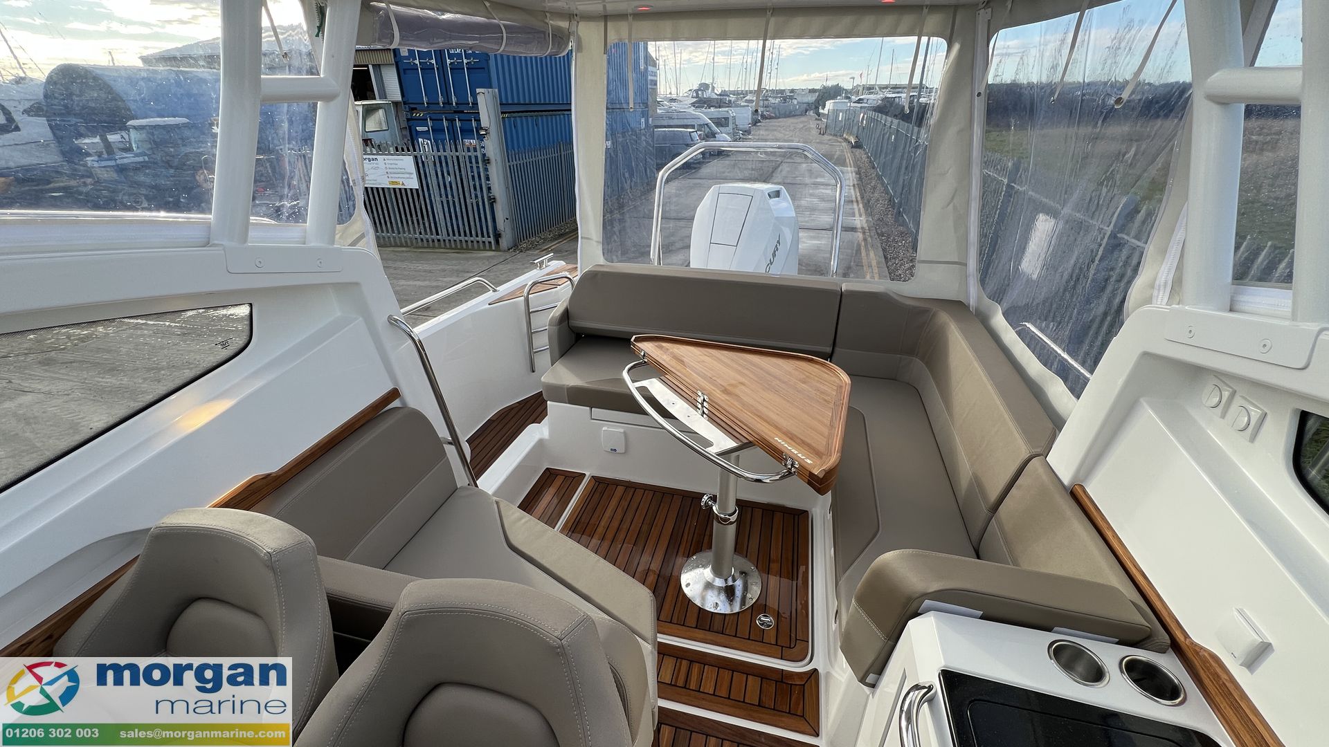 Nimbus Weekender 9 - cockpit seating