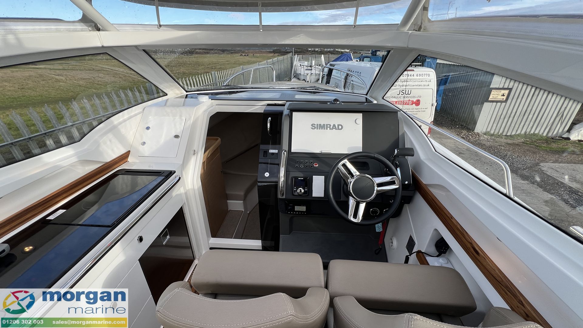 Nimbus Weekender 9 - helm position