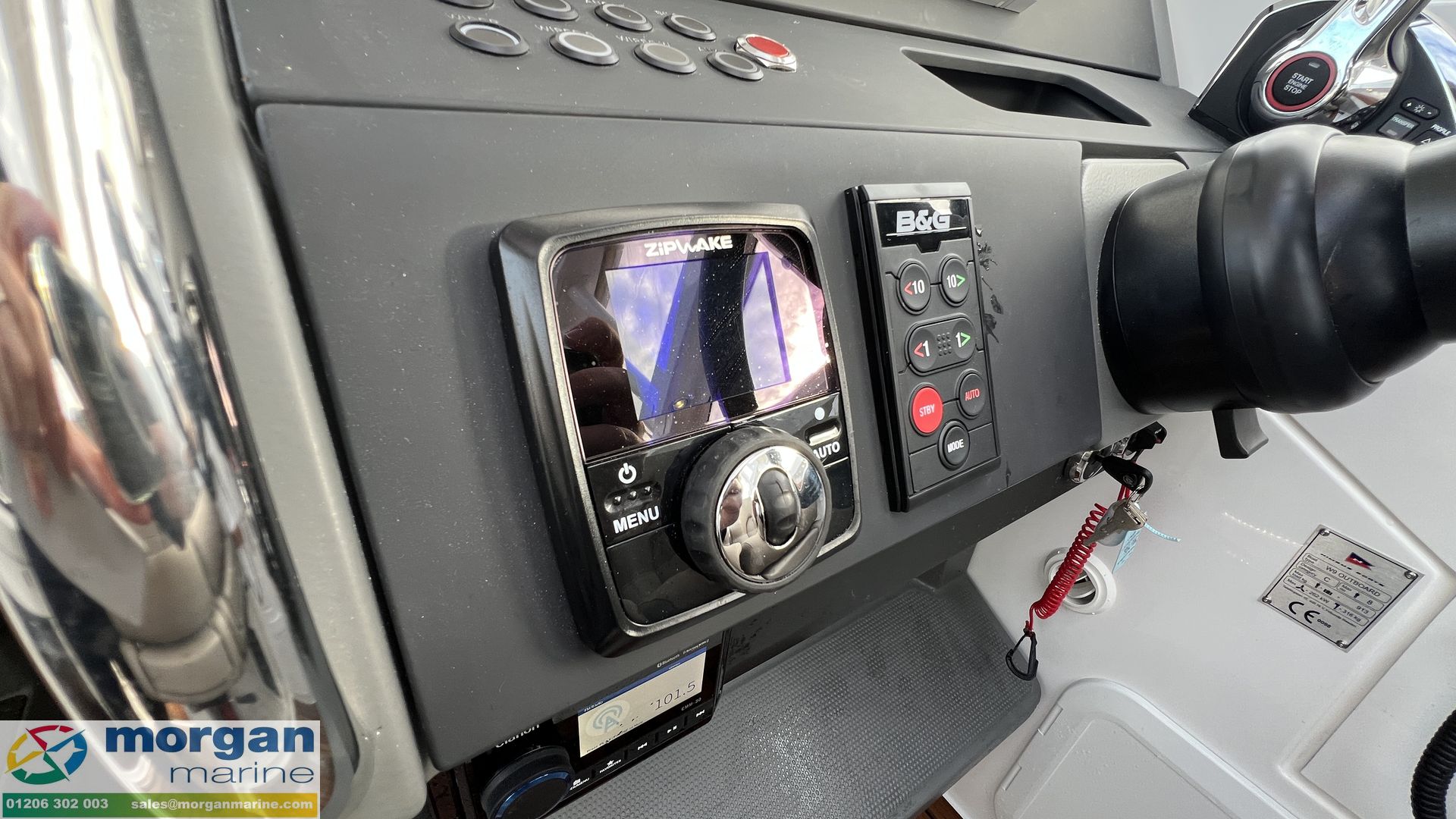 Nimbus Weekender 9 - Zipwake controls