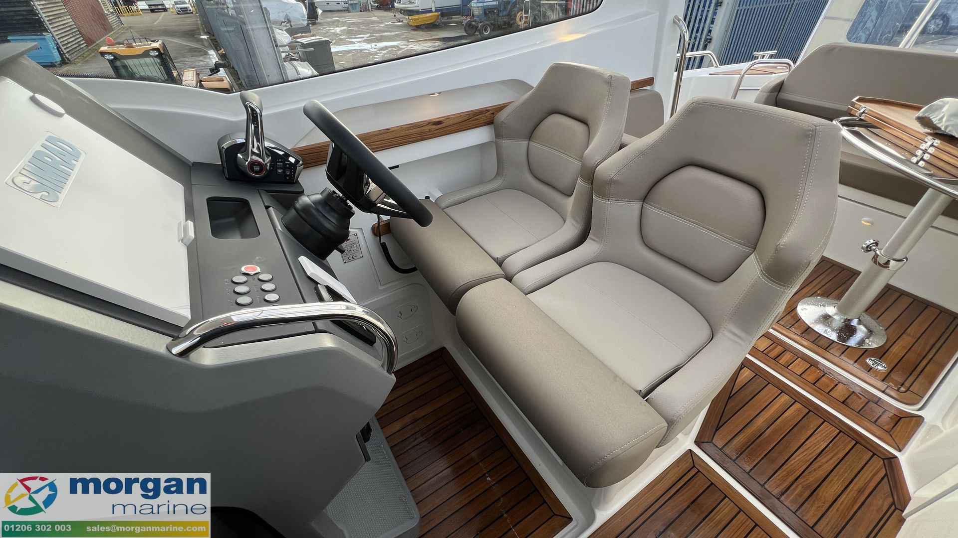 Nimbus Weekender 9 - pilot and co-pilot seats