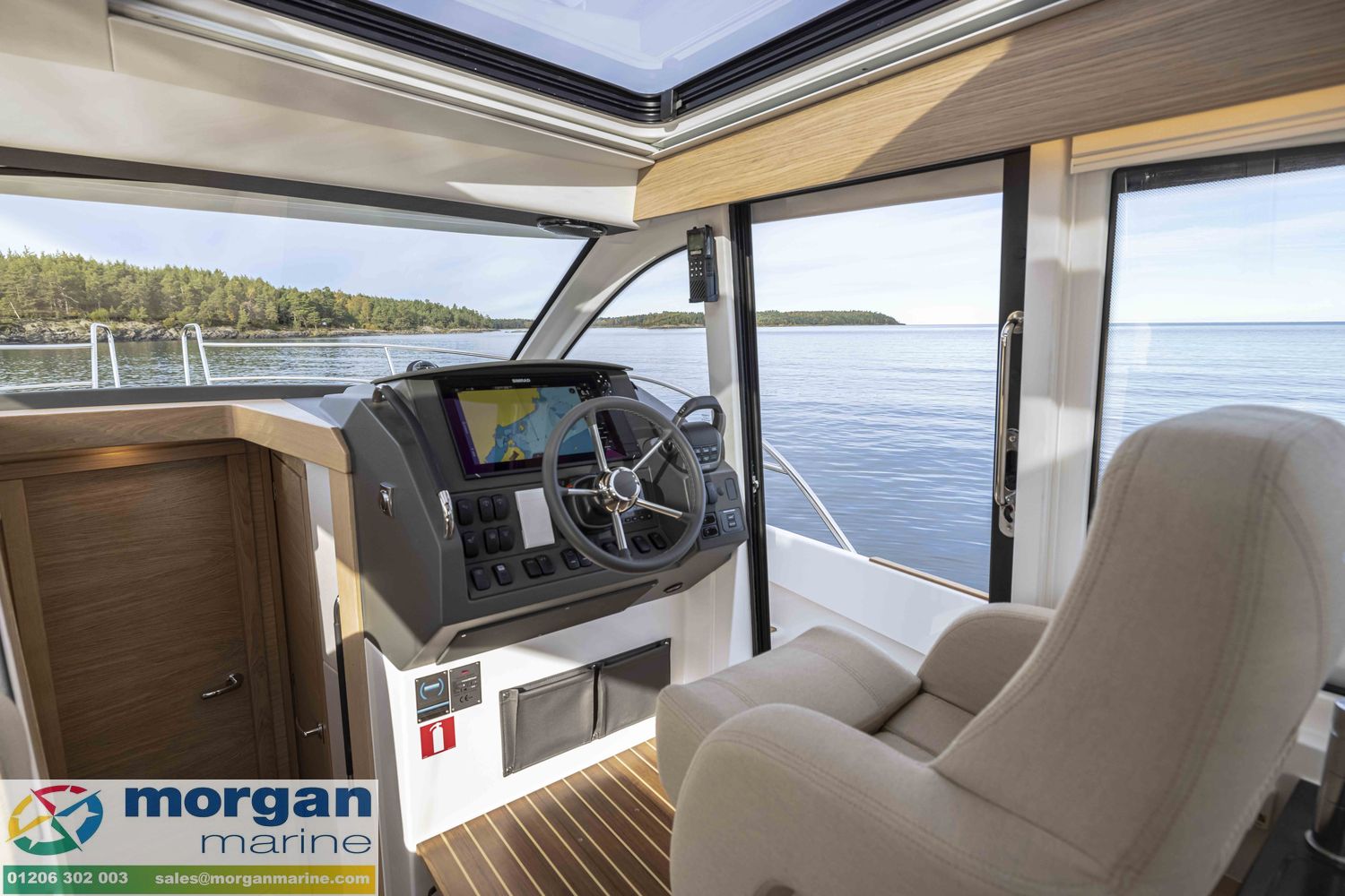 Nimbus 365 Coupe - helm position