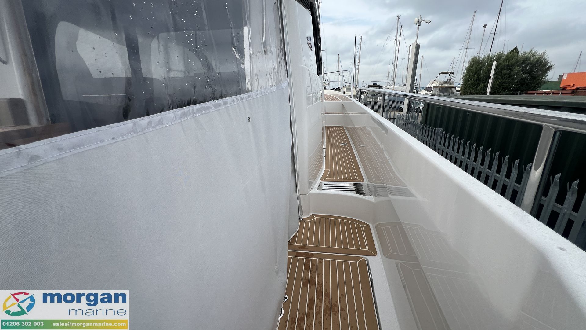 Nimbus 365 Coupe - starboard side deck