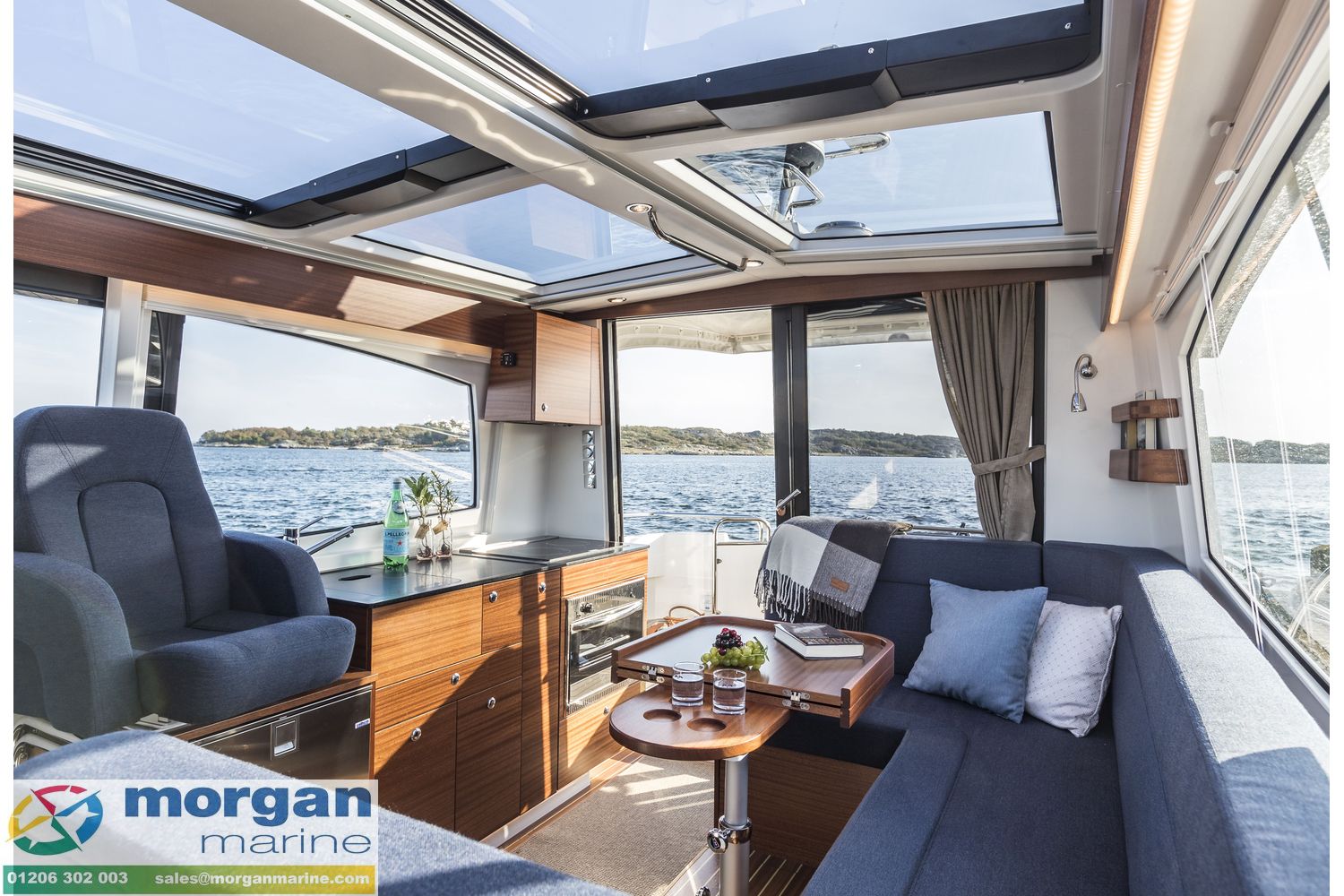 Nimbus 365 Coupe - wheelhouse saloon